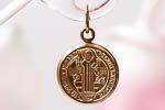 L026-GF-nr4-1s_14_20_goldfilled_St_Benedictus_charm