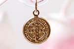 L026 GF nr4 2t 14 20 goldfilled St Benedictus charm